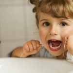 اهمیت نخ دندان کشیدن کودکان و نحوه انجام آن