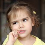 تاثیرات ناخن جویدن بر دندان کودکان ، علایم و عوامل به وجود آمدن آن