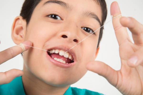 استفاده از نخ دندان برای دندان های کودکان,
