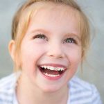 تغییر رنگ دندان چیست و چه چیزی باعث تغییر رنگ دندان شیری میشود؟