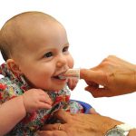 مسواک انگشتی برای بهداشت دهان و دندان کودک
